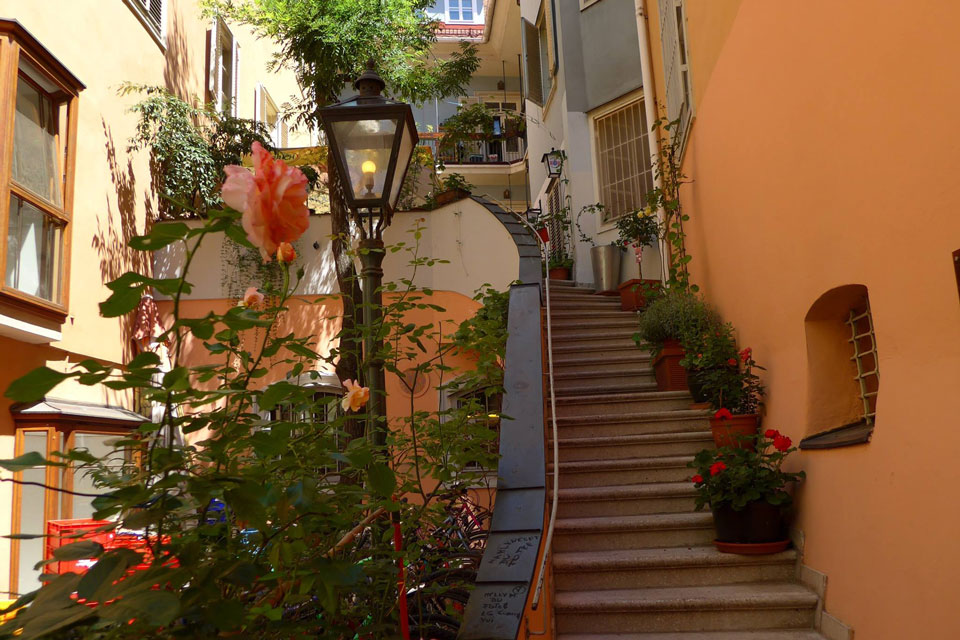 Durch die Altstadtpassage zur Terrasse Herzl Weinstube Graz